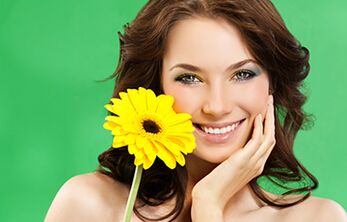 Ragazza con un fiore