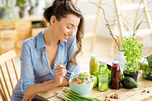 La ragazza mangia un'insalata